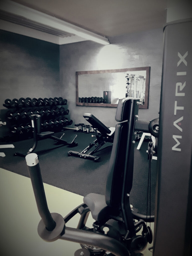 Sala pesi Ascofit con manubri, panche e attrezzature